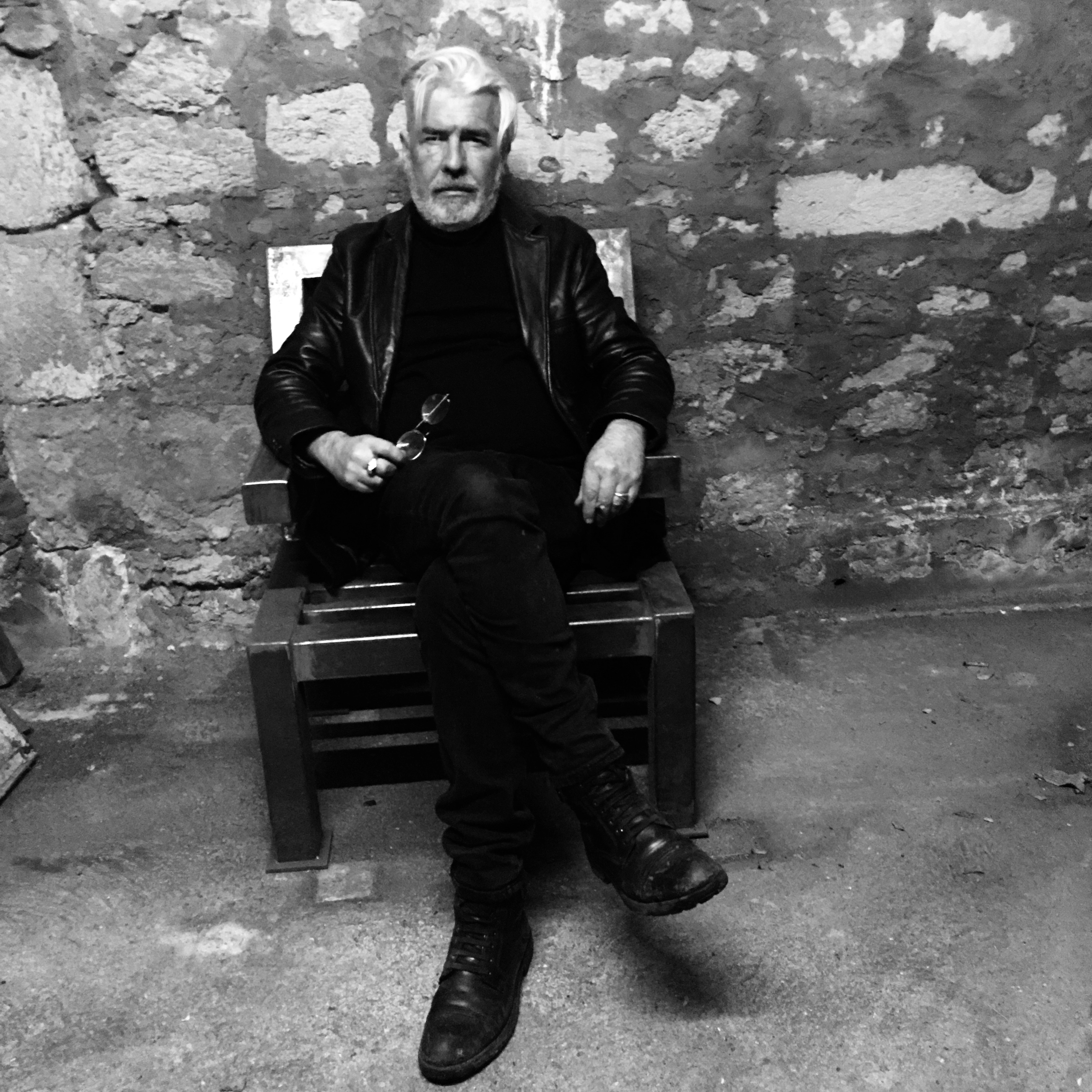 Paul Henri et son fauteuil "Money Blues"