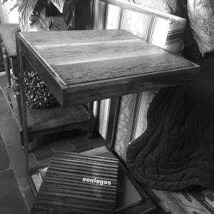 Bout de canapé en acier poli et chêne