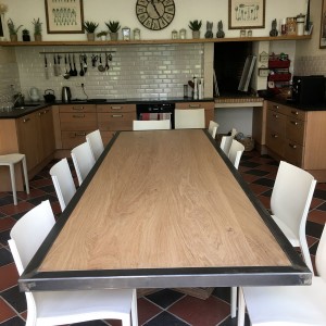 Table haute en acier poli et plateau en bois